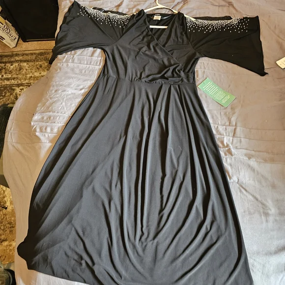 Elegant Black Dress - Picture 2 of 6